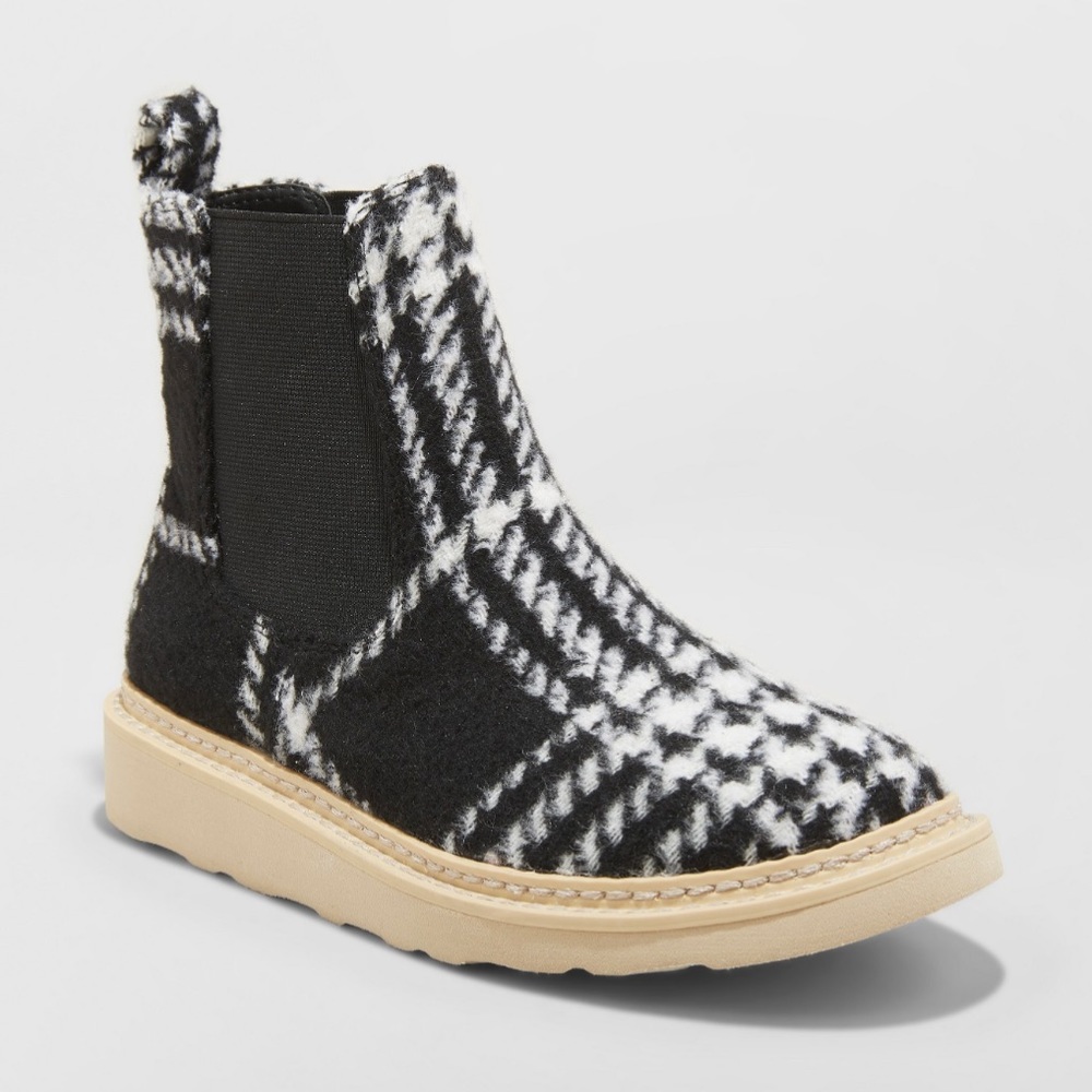 (Size 8) Universal Threads Felt Design Sneaker Boots